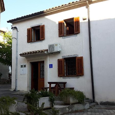 Apartment Nemarnik Roč Exterior foto